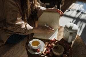 Read more about the article 10 Daily Habits That Quiet Overthinking Fast and Calm Your Mind