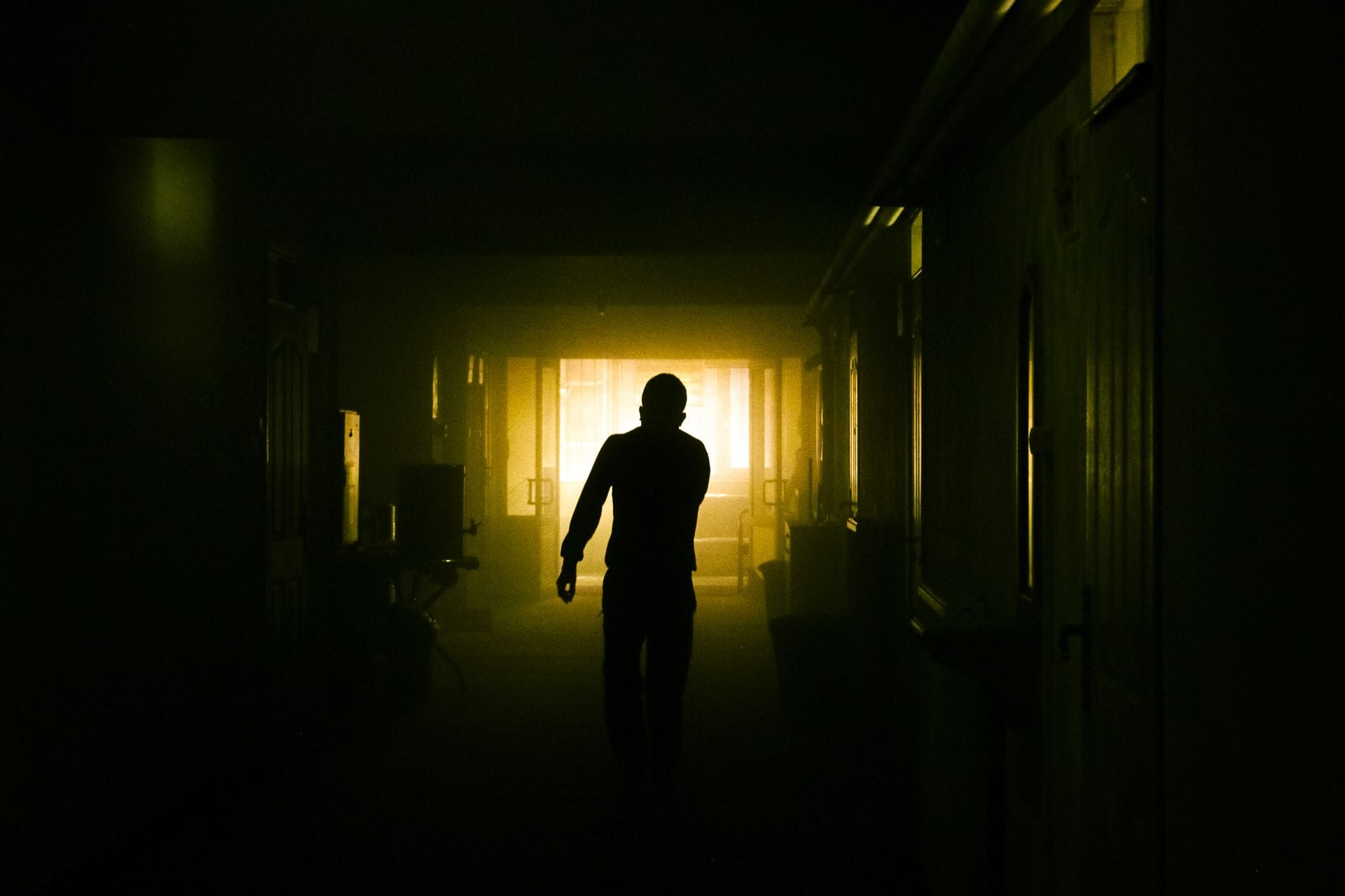 You are currently viewing Why Humans Fear the Dark: The Ancient Survival Instinct Hidden in Your Brain